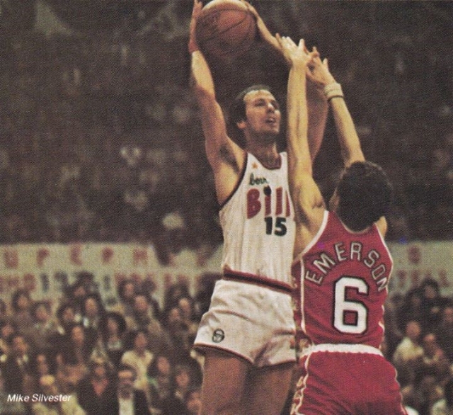 Mike Silvester al tiro in maglia Billy